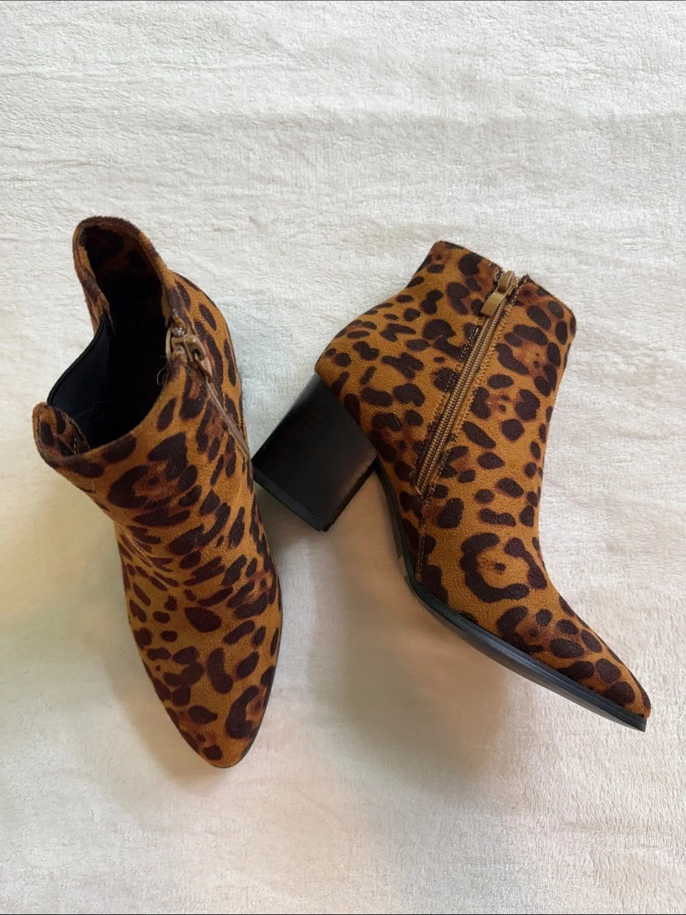 Refresh Leopard Print Pointed Toe Block Heel Ankle Booties Size 7